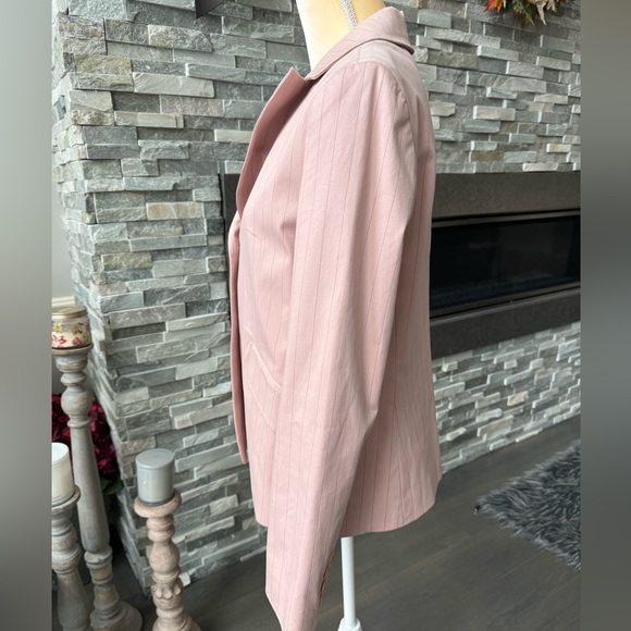 BCBG Max Azria Blazer and matching trousers. 2 Piece Set. - Picture 4 of 9